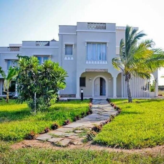 White Villa - Paparemo Beach Watamu Bagian luar foto