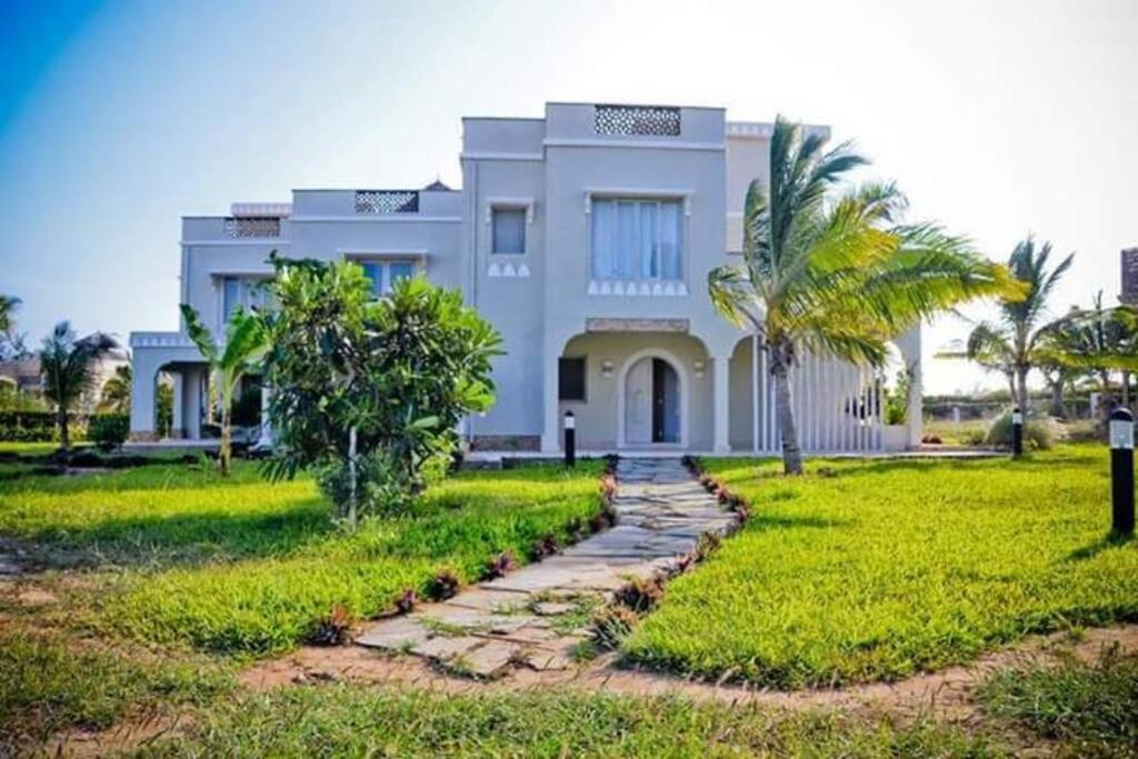 White Villa - Paparemo Beach Watamu Bagian luar foto