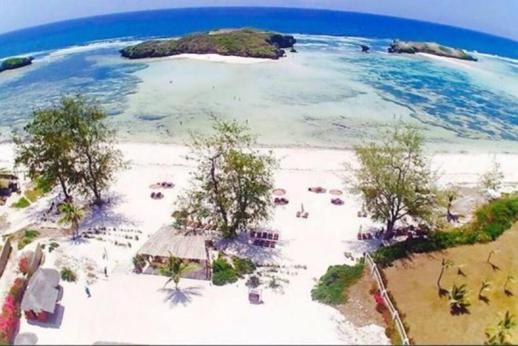 White Villa - Paparemo Beach Watamu Bagian luar foto